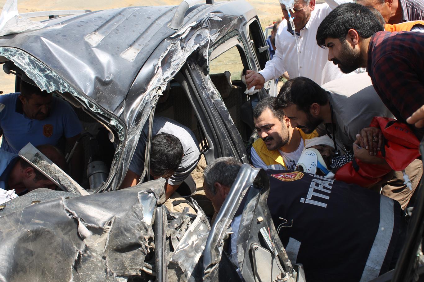Hafif ticari araç ile TIR çarpıştı: 2 ölü 3 yaralı Hafif ticari araç ile TIR çarpıştı: 2 ölü 3 yaralı